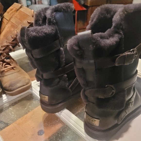 Uggs size 8 - Picture 2 of 4
